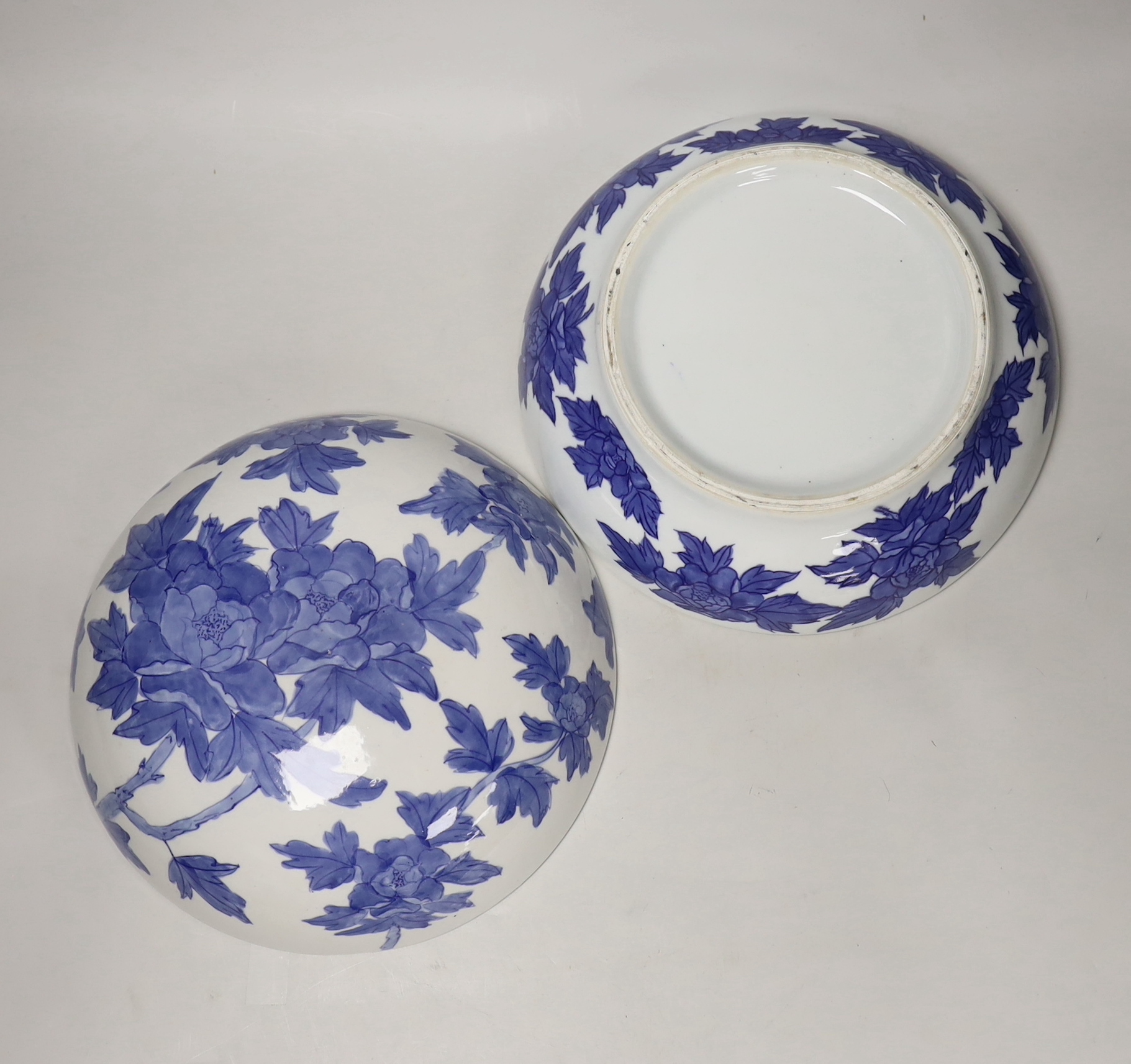 A Chinese blue and white circular box and cover, 27cm diameter